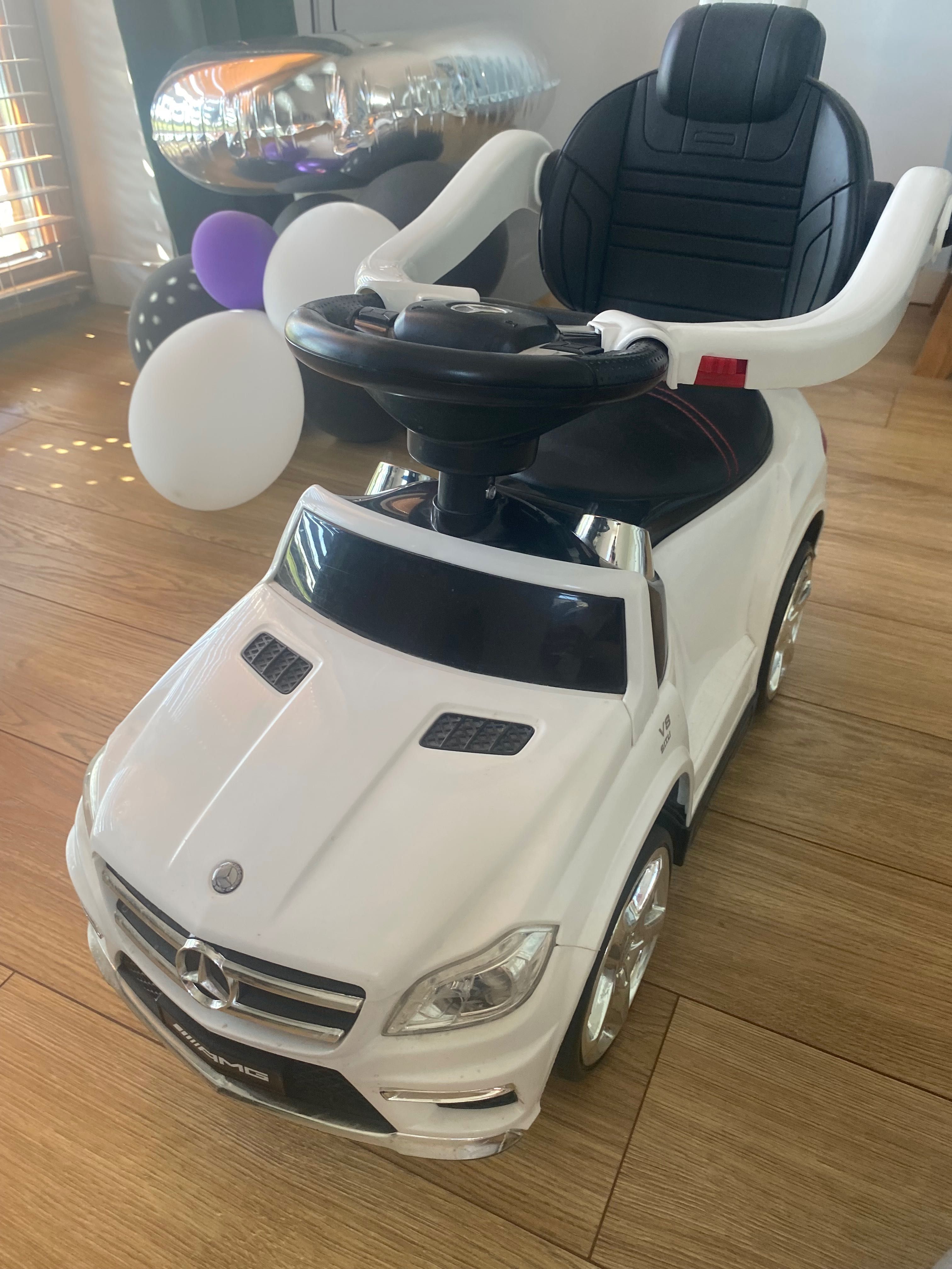 Samochód jeździł Mercedes
