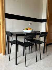 Mesa e cadeiras de cozinha