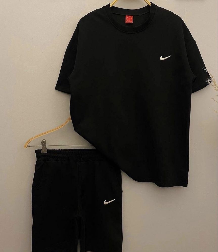 Костюм чорного кольору Nike