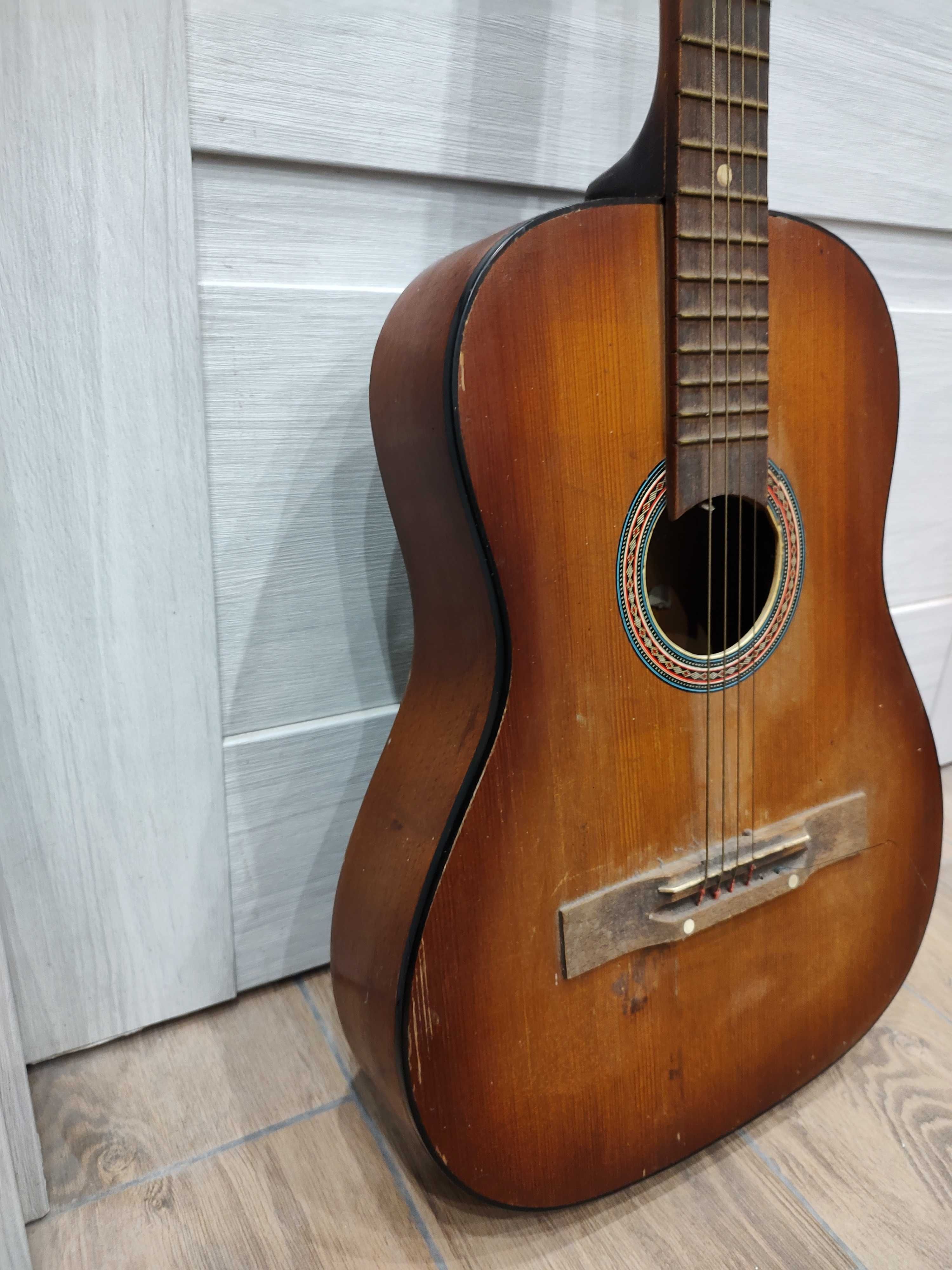 Starodawna gitara akustyczna akcesoria rzeczy prl