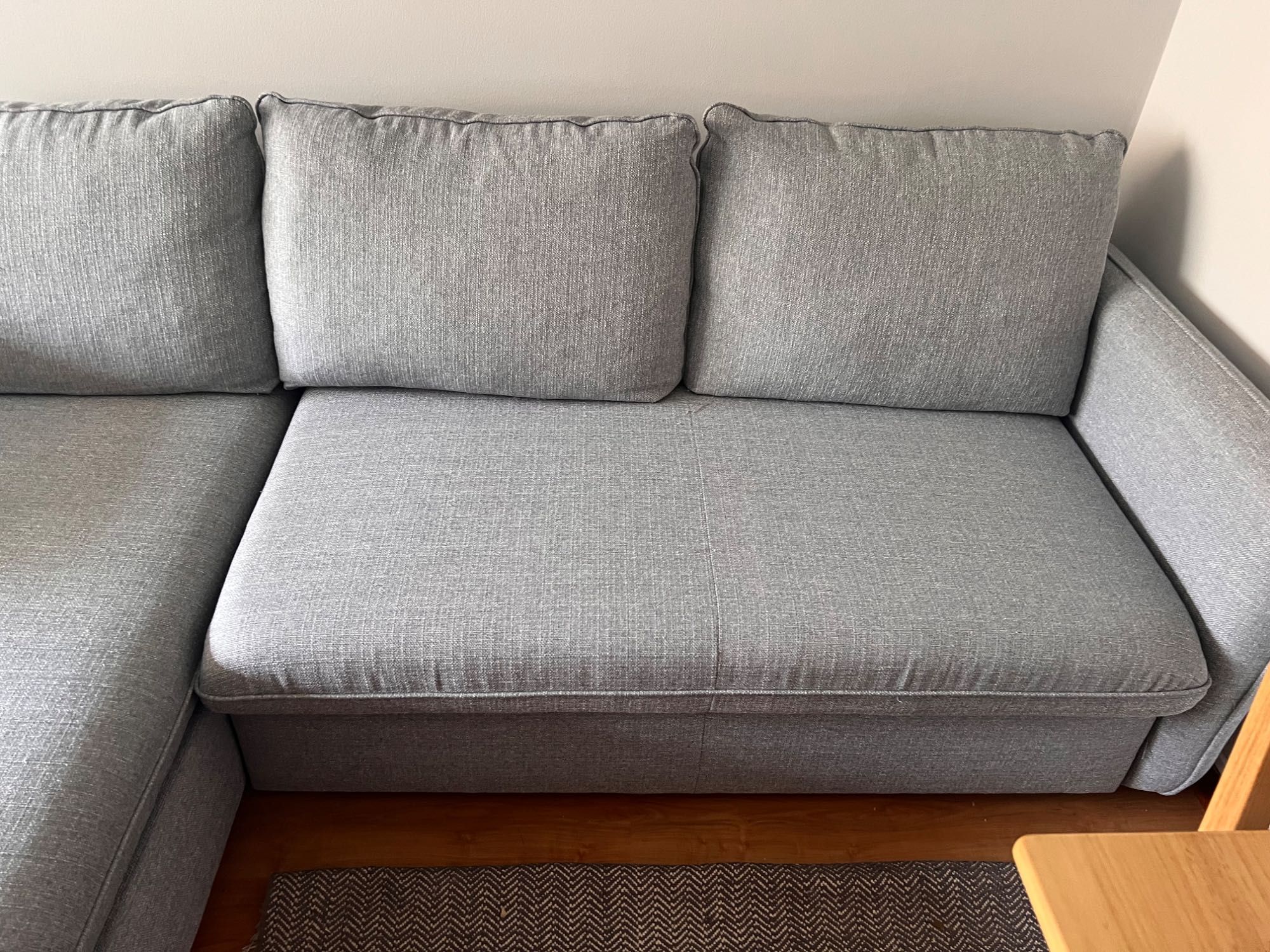 Sofá cama, com armazenamento da marca gato preto . Como novo.