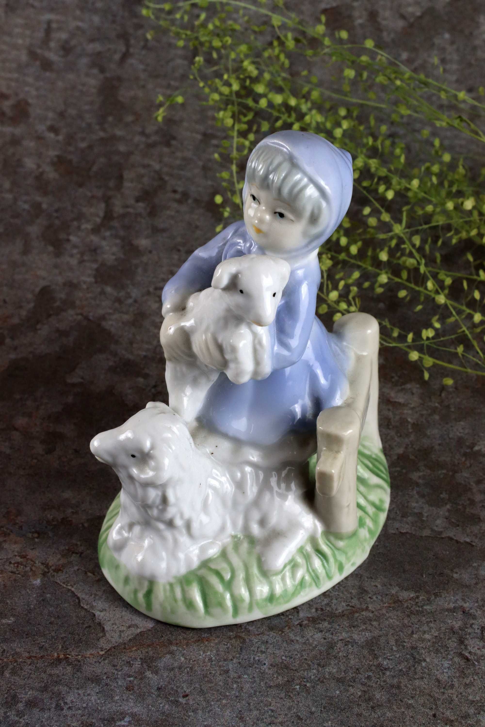 Porcelanowa figurka dziewczynki z owieczkami dziewczynka porcelana prl