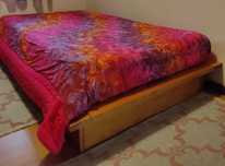 Conjunto de cama de solteiro, estante e guarda-roupa
