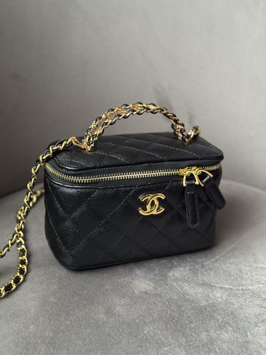 Сумка бокс Chanel із золотою фурнітурою чорна у наявності