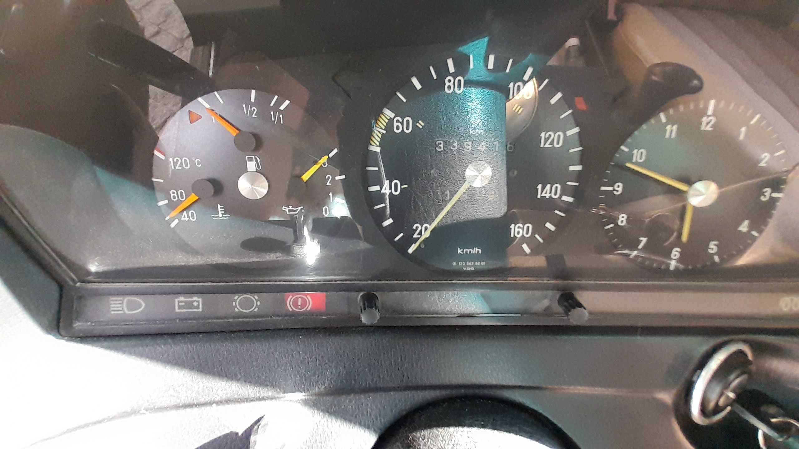 Mercedes-Benz W123 240D – Clássico Impecável