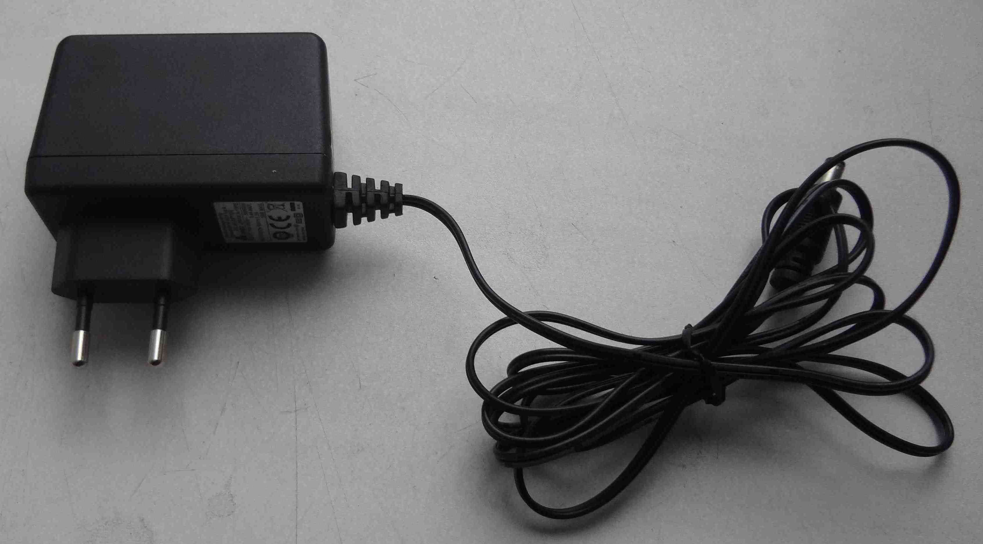 Блок питания Umec UPO181A-15PE 15V-1.2A адаптер
