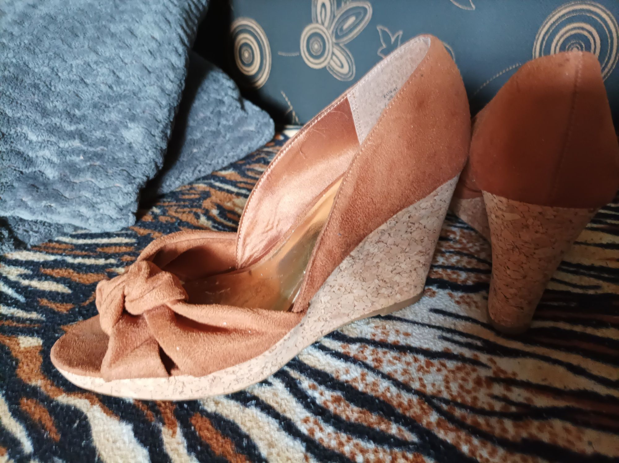 Buty na koturnie  korkowej H&M kolor Toffi zamsz