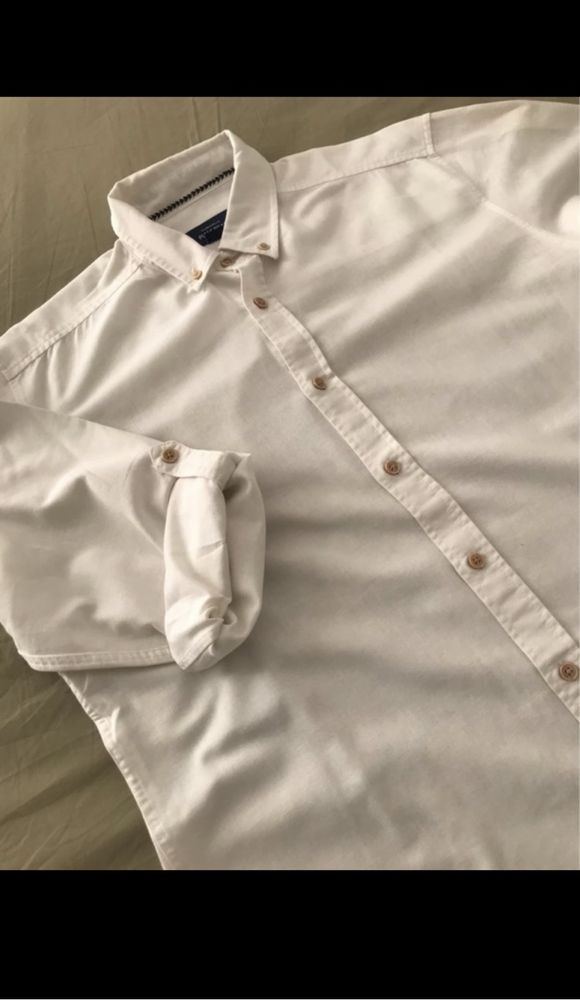 Camisa branca da marca Pull&Bear