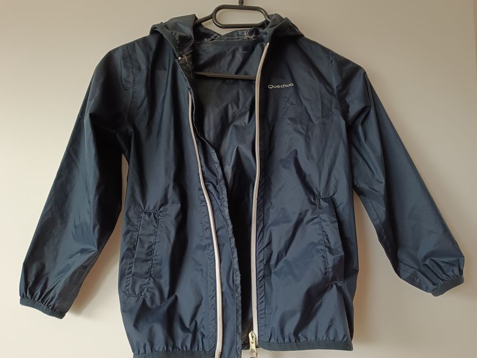 granatowa kurtka przeciwdeszczowa 116 Quechua