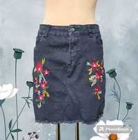 (S-M/36-38) Jeansowa mini spódnica z kwiatowym haftem