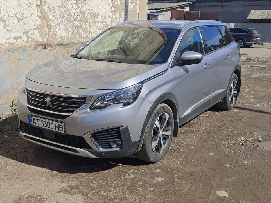 Автомобіль Peugeot 5008