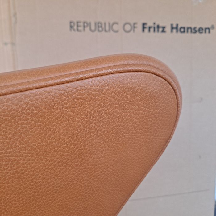 Fotel Fritz Hansen/Arne Jacobsen seria 7 skóra cognakkóra