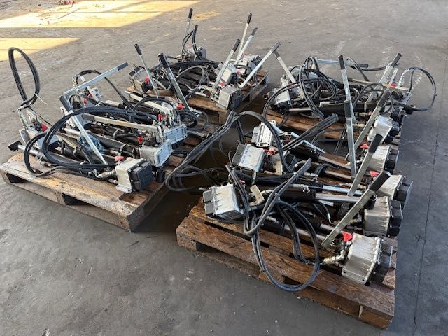 Duża pompa hydrauliczna z siłownikiem do podnoszenia kabiny wozidła