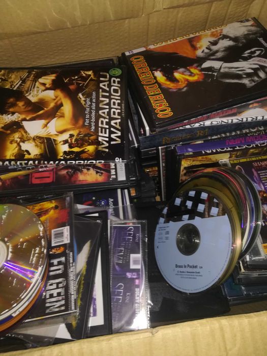 Vendo dois leitores DVD mais 2sacos de cds marca Samsung e Sony