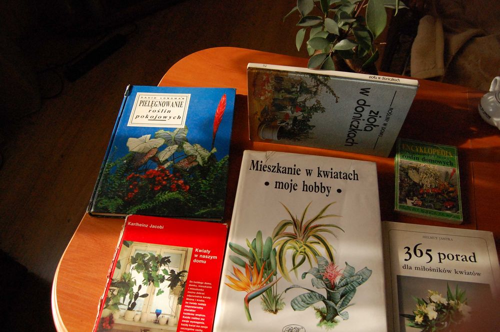 Kieszonkowa encyklopedia praktycznej uprawy roślin domowych.