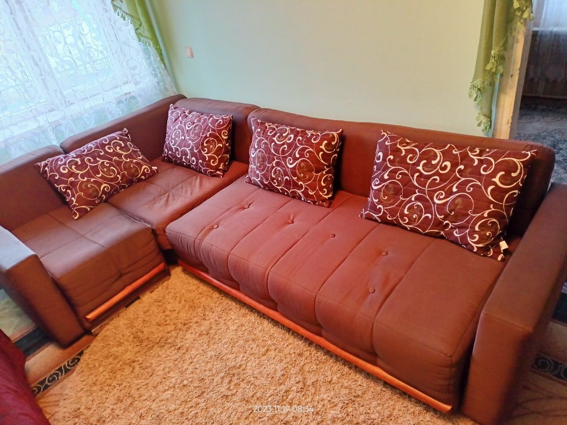 Кутовий диван з подушками