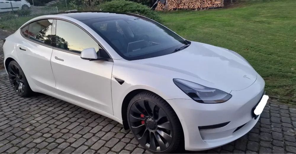 Tesla model 3 2021 року