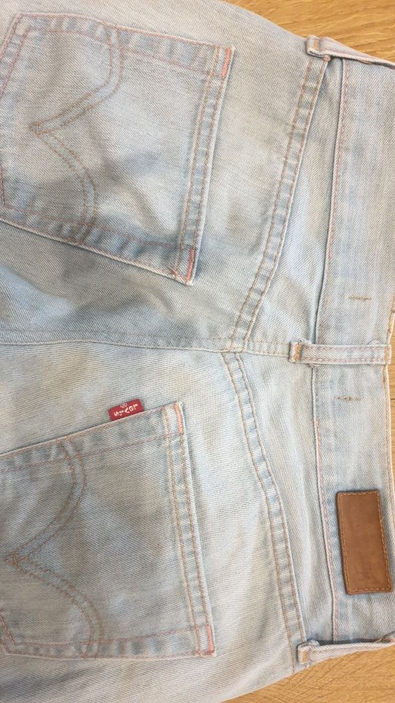 Levis model Eve r. 30