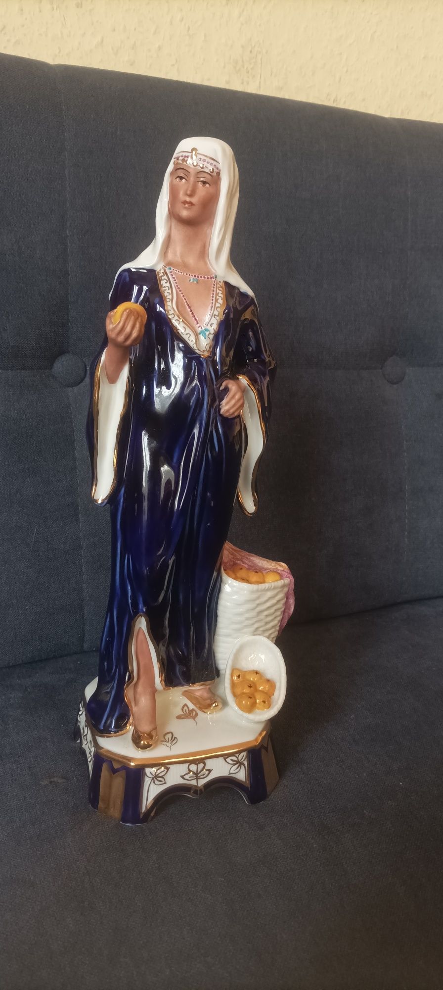 Royal dux bohemia kobieta z pomarańczami figurka porcelanowa unikat