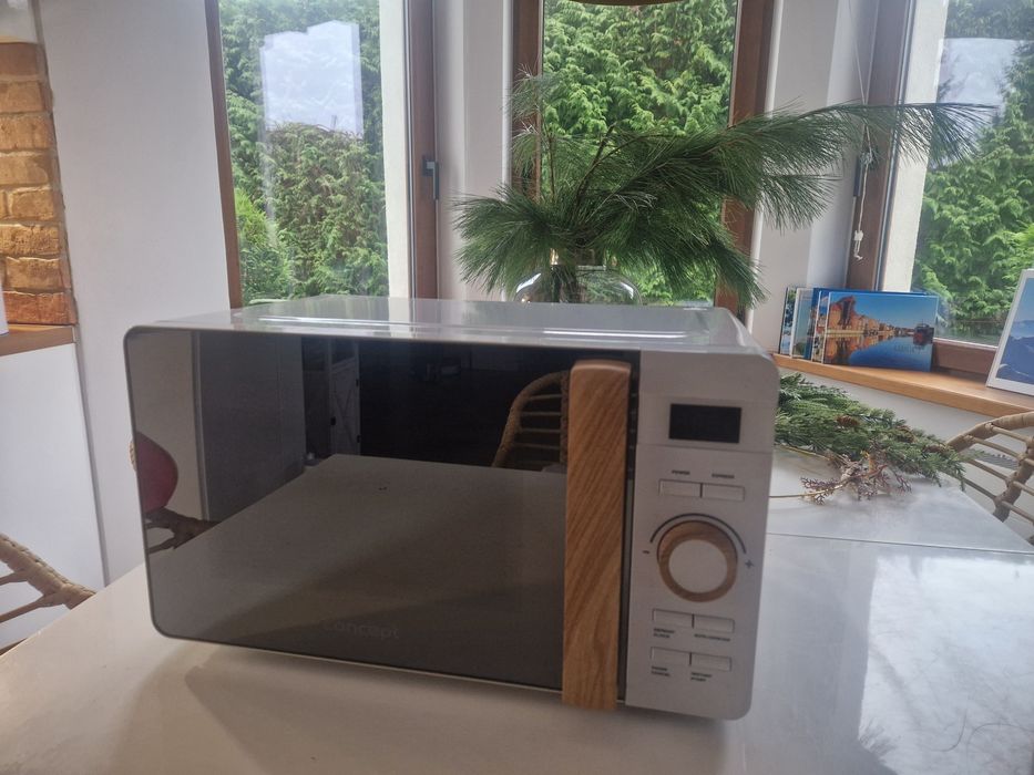 Mikrofala biała z szklanym frontem