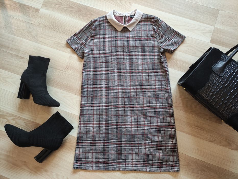 Sukienka w kratkę z białym kołnierzykiem biurowa do pracy