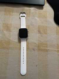 Relógio digital, com barceletes brancas