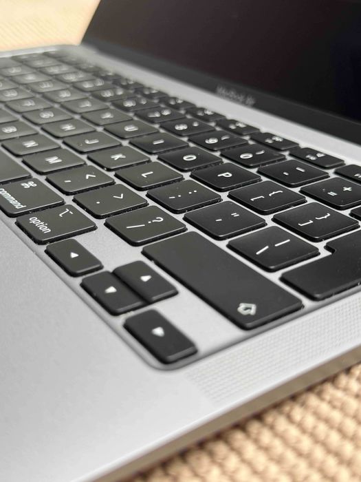 Apple MacBook Air 13.3" / M1 / 16GB / 1TB SSD - MGQN3B/A