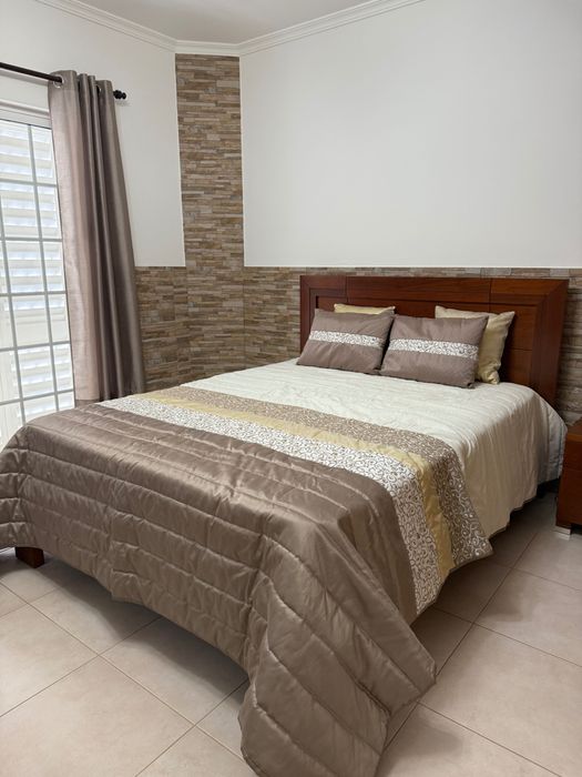 Cama com mesa de cabeceira a condizer