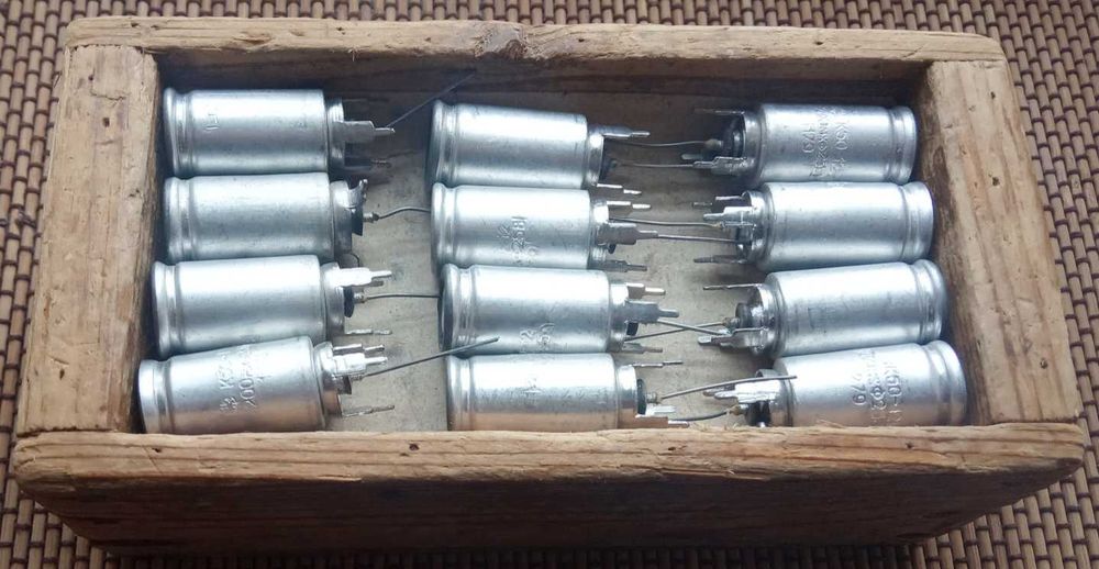 Набір: конденсатори електролітичні К50-12, 200мкф x 25в (електроліти)