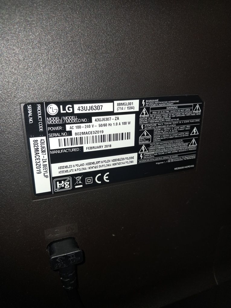 Телевізор LG 43 з кронштейном.