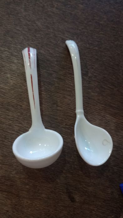 Stara Chochla porcelanowa do sosów 2 sztuki