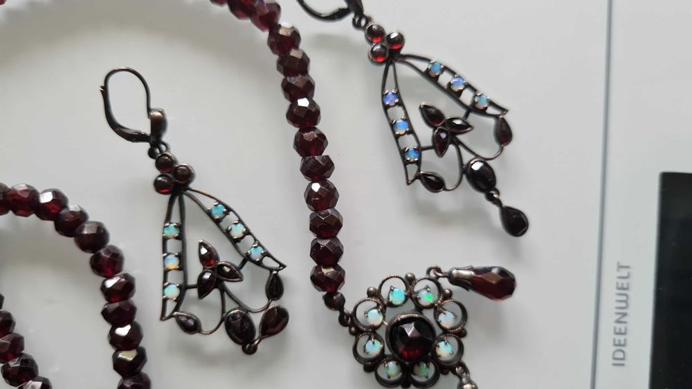 Гранатове кольє та сережки,