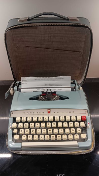 Stara maszyna do pisania Brother de Luxe