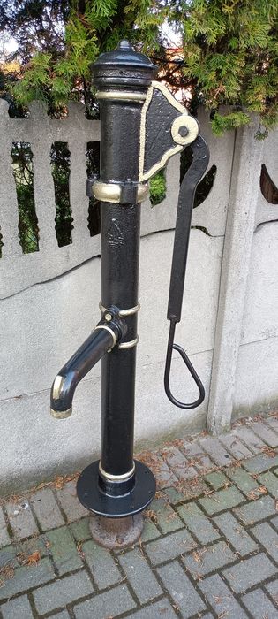 Stara pompa ogrodowa zeliwna