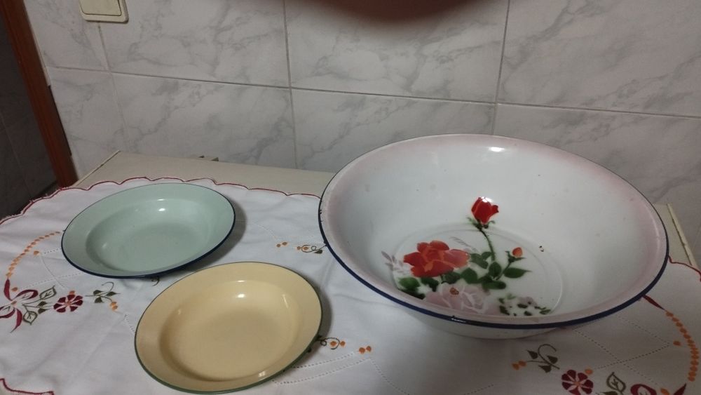 Bacia de esmalte e dois pratos