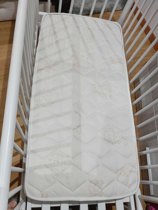 Cama bebé como nova - lacada branco + colchão viscoelastico + edredão
