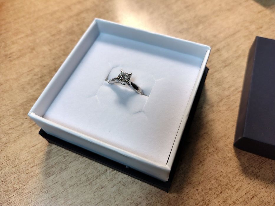 Каблучка з діамантом GIA сертифікат