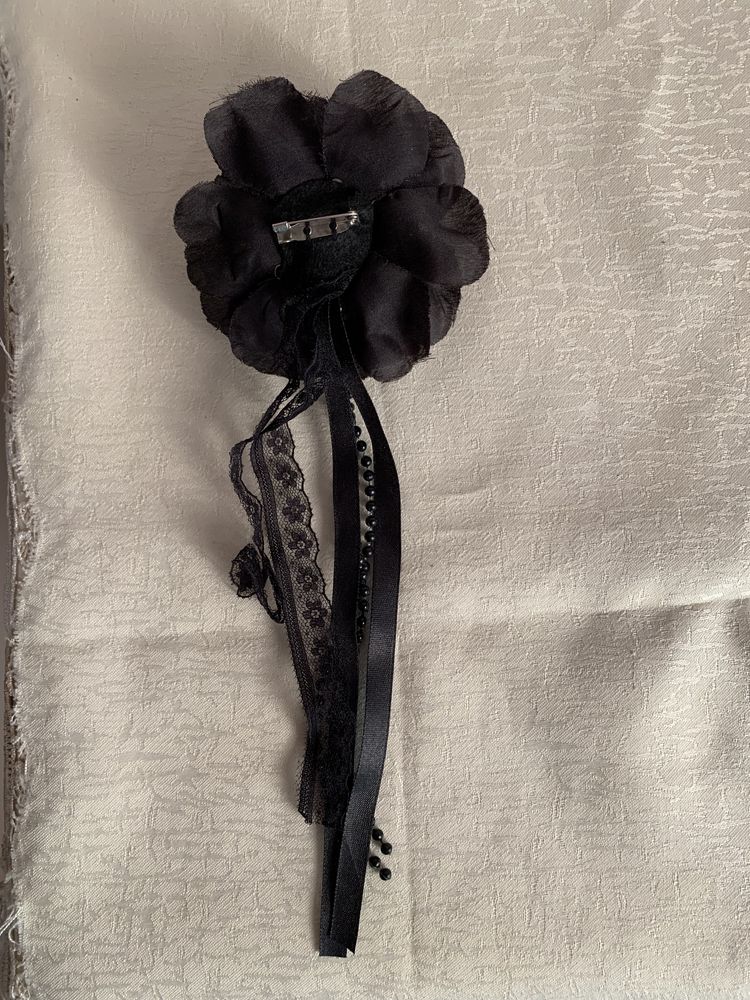 Czarna przypinka z kwiatkiem