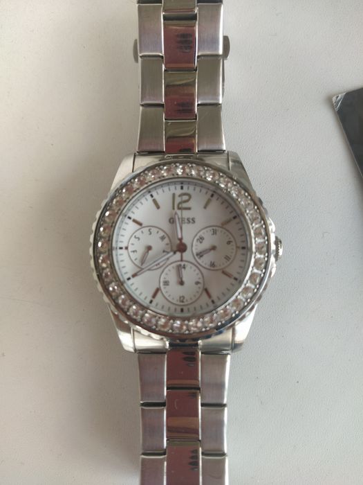 Часы guess серебряный цвет.
