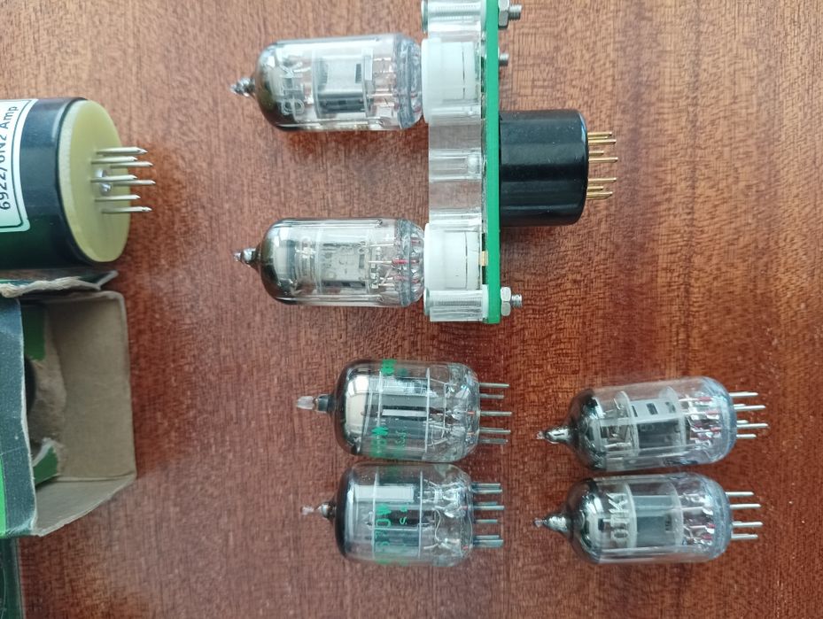 Lampowy wzmacniacz słuchawkowy Schiit Vali 2 plus lampy