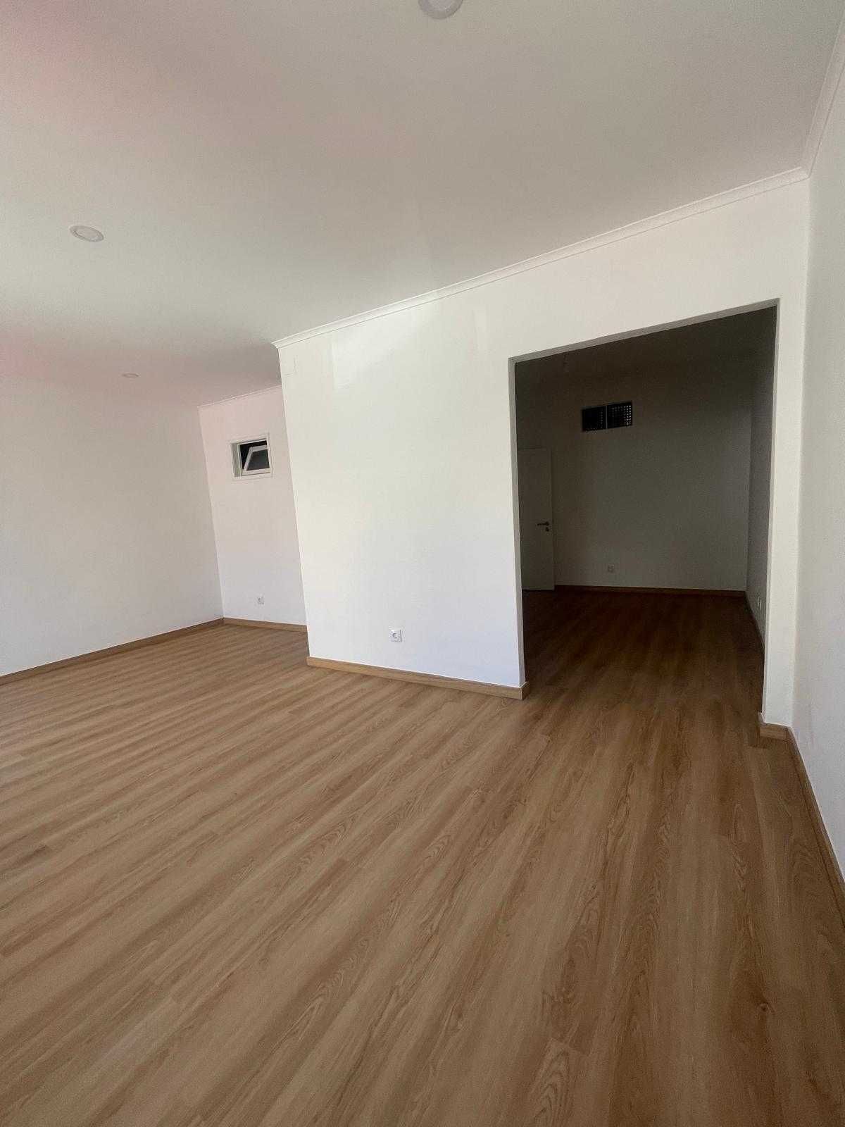 Arrenda-se apartamento T1+1 na Ajuda, remodelado.