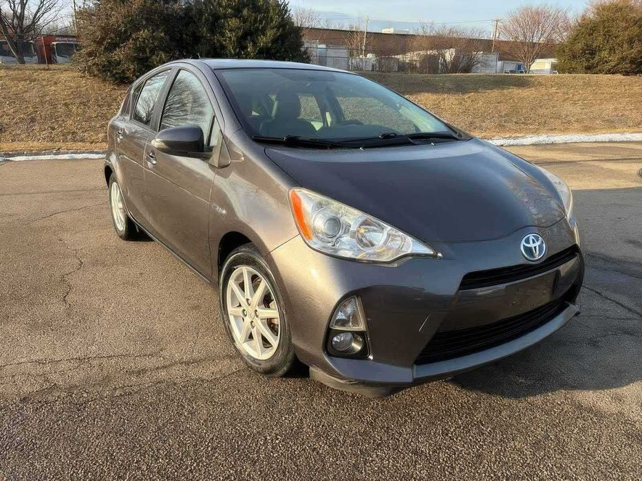 Toyota Prius c Four      2014
