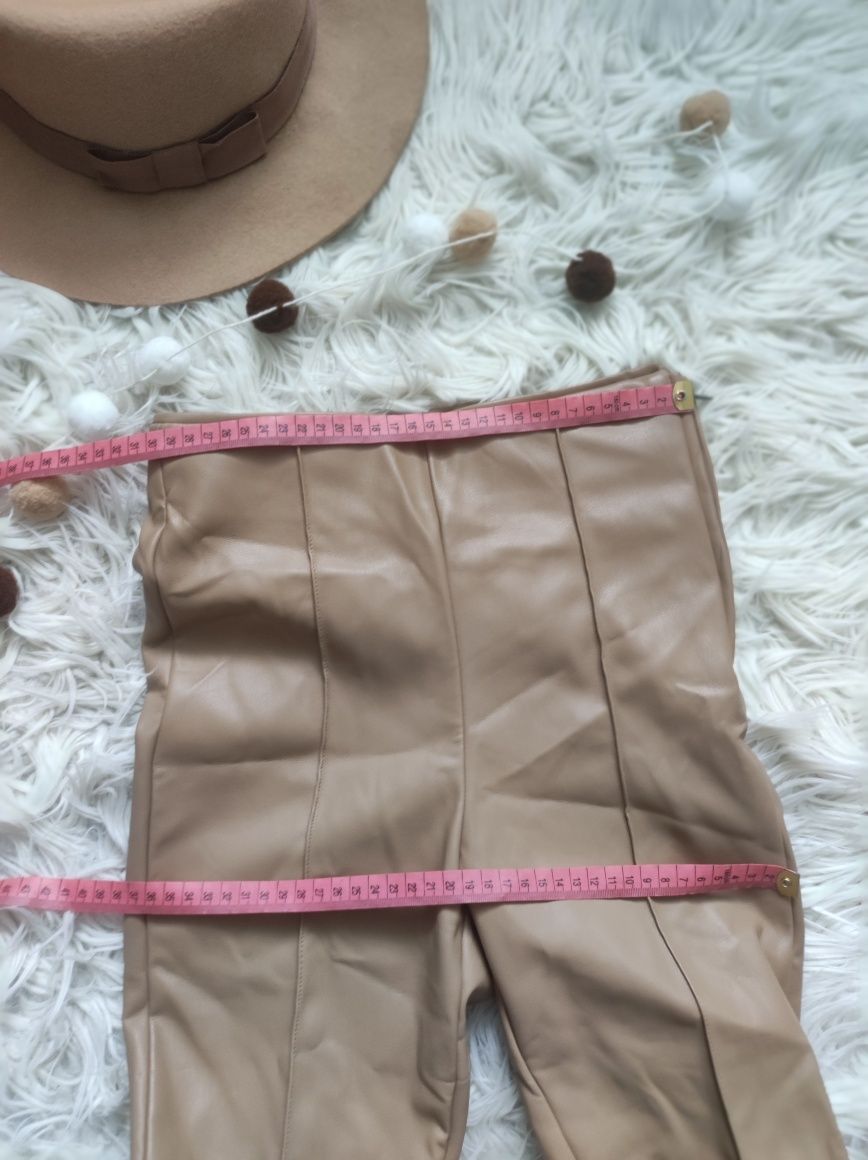 Beżowe spodnie legginsy rurki ekoskóra wysoki stan Zara 34
