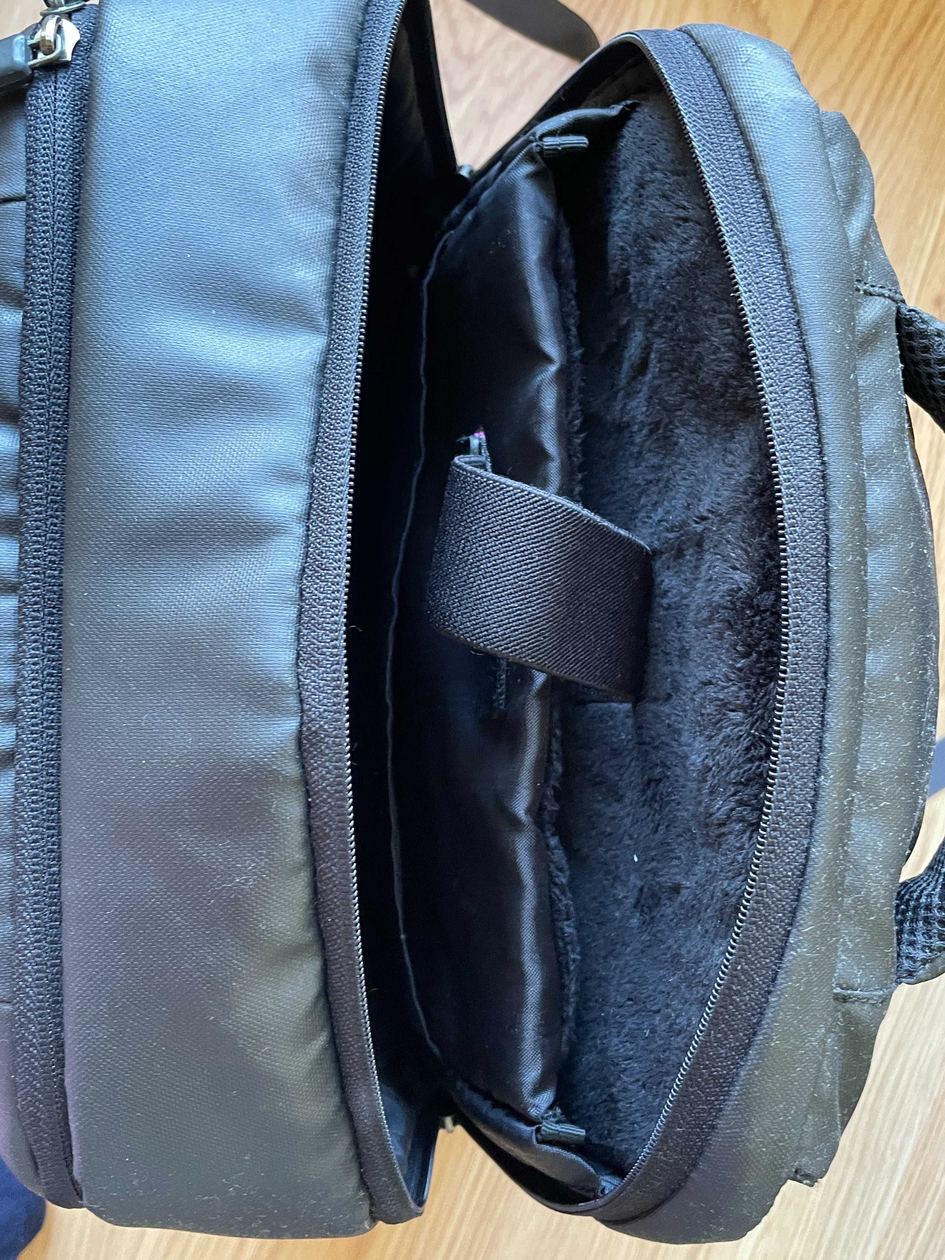 Mochila de computador portátil, preta, impermeável.