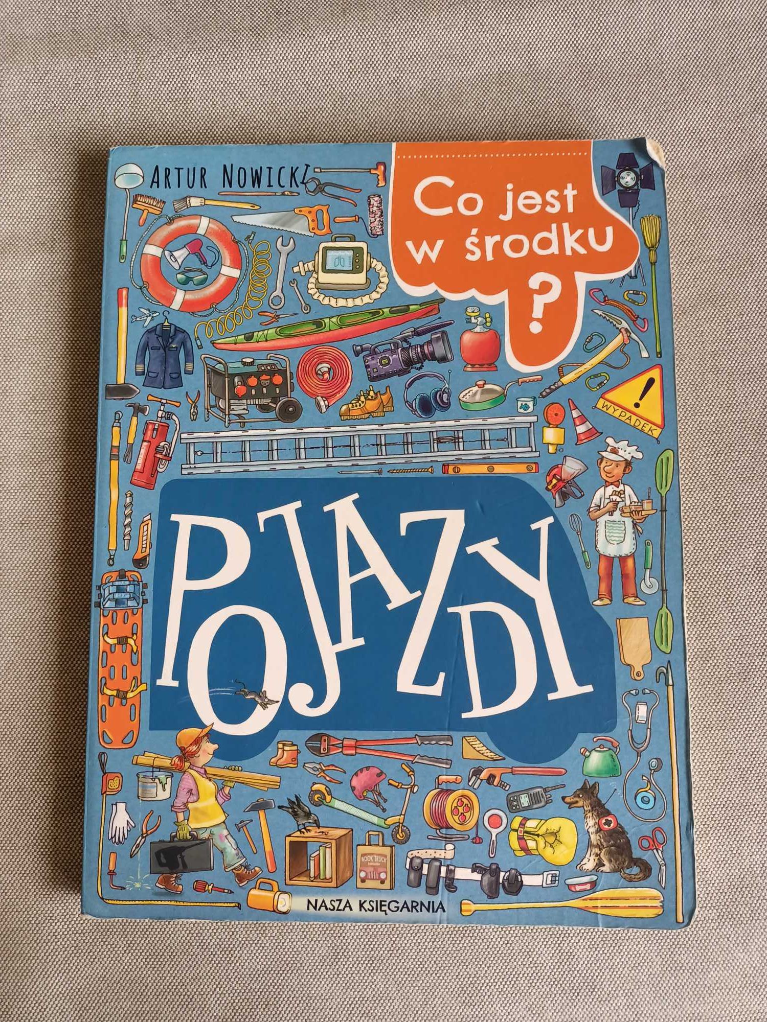 Książka Co jest w środku? Pojazdy. Artur Nowicki