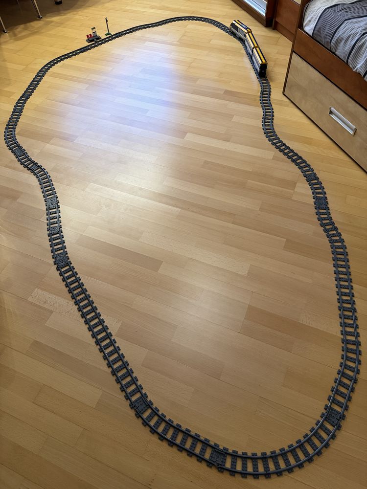 Конструктор Lego City Пассажирский поезд (60197) + железная дорога