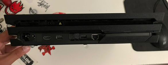 PS4 Pro 1TB c/ 2 comandos + jogos