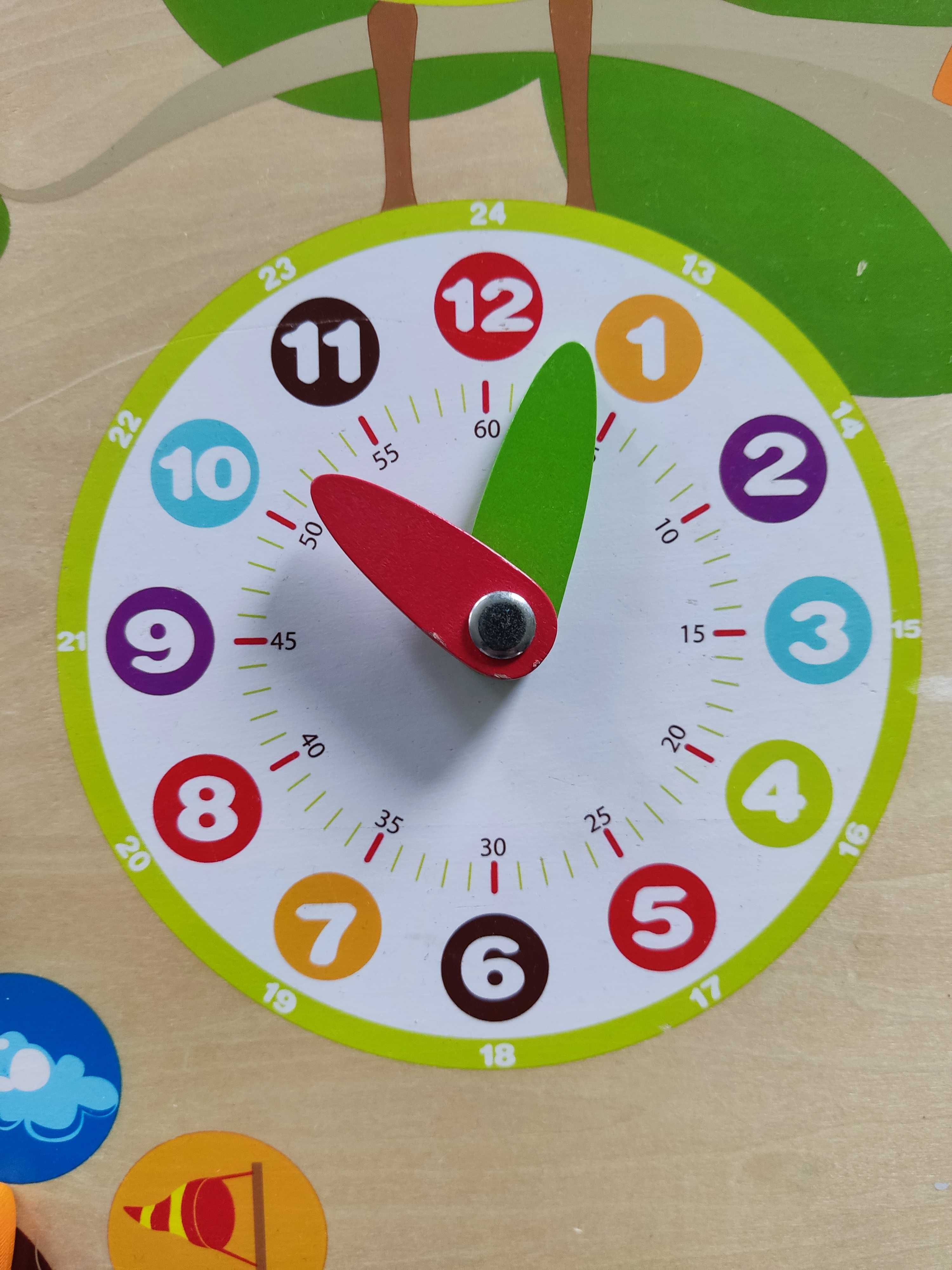 Drewniana tablica edukacyjna, kalendarz i zegar