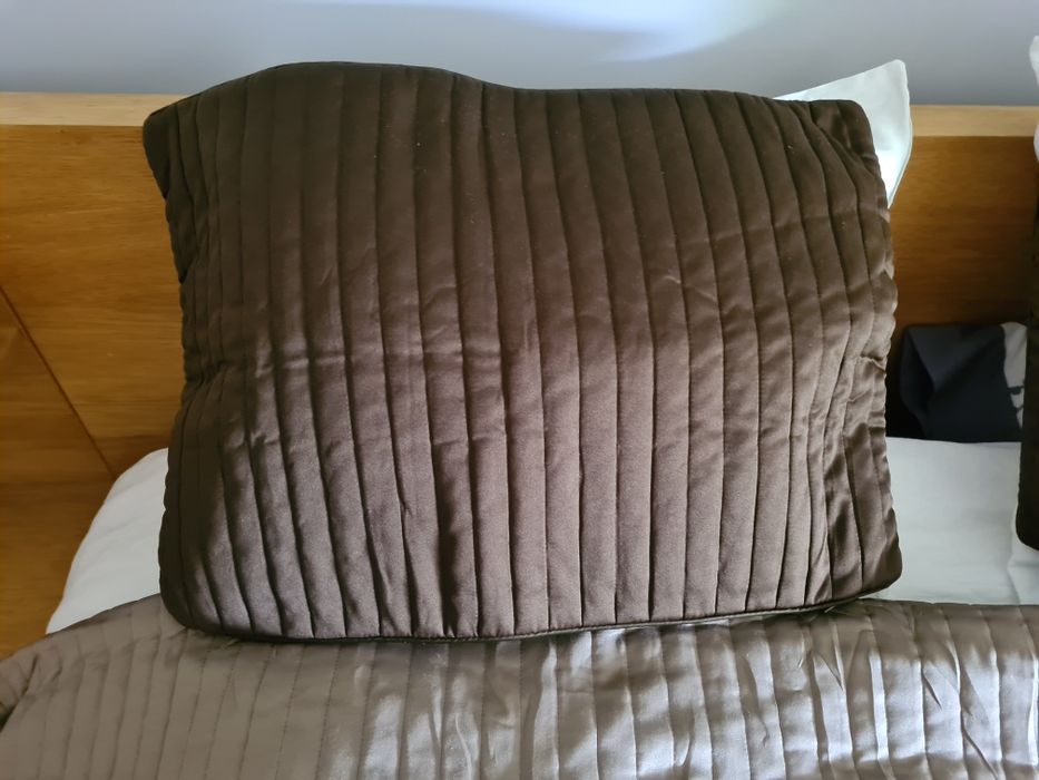 Vendo colcha de cama castanha e 2 forinhas