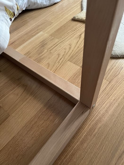 Cama tipo Montessori em madeira natural